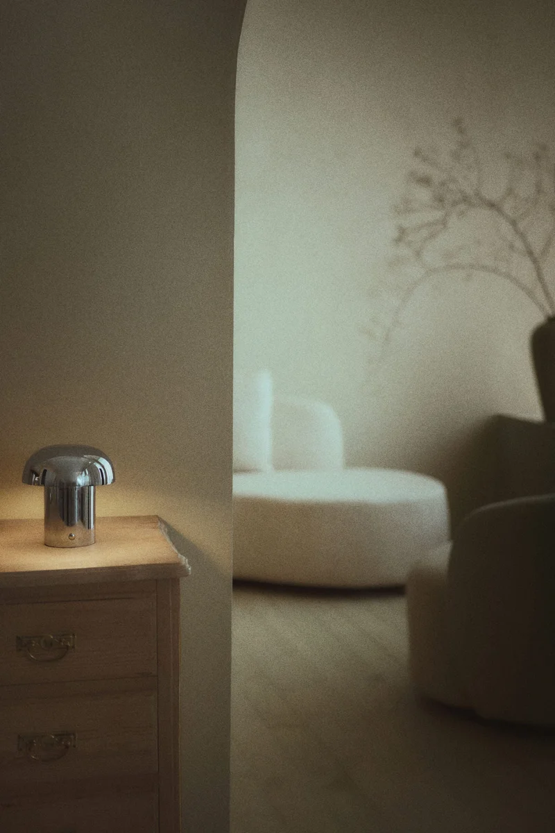 اتش اند ام مصباح طاولة قابل للشحن